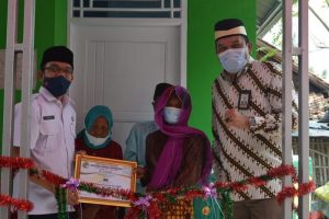 Kopsyah BMI Serahkan HRSH ke 295 dan 296 untuk Dhuafa Lanjut Usia