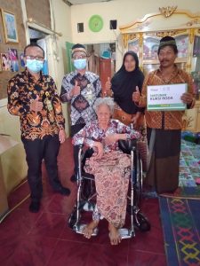 Kopsyah BMI Beri Bantuan Kursi Roda untuk Nenek Berusia Seabad