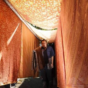 Batik Ciwaringin, Batik Desa Tiga Generasi Pertahankan Perwanaan Alami