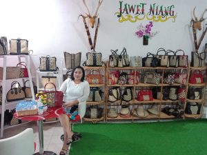 Jawet Niang, Hadirkan Kerajinan Anyaman Rotan Kalteng “Kekinian”