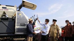Mentan Serahkan Bantuan Alsistan untuk Petani Malang