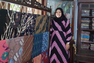 Aisha Nadia, Tinggalkan Profesi Bidan, Jadi Pengusaha Batik Tasikmalaya