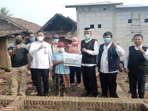 Kopsyah BMI Bantu Rasminah Bangun Rumah Yang Nyaris Roboh