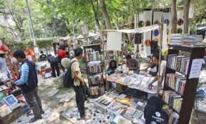 Rajin Berburu Buku Lawas, Kejutannya Buku Langka
