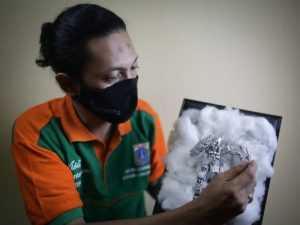Staf DLH Jaktim Inovasi Robot Transformer dari Limbah Korek Gas