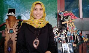 Ratna Ari Sandhy, Produk Wayang Kulitnya Jadi  Suvenir Pertukaran Pelajar