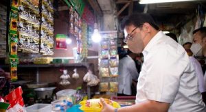 Operasi Pasar Mulai Digelar, Airlangga Pantau Pasar Tradisional di Surabaya