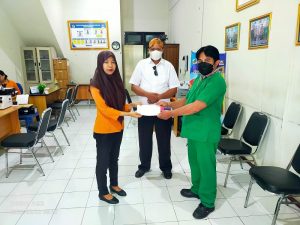 Pintu Air Serahkan Dana Solkes kepada Anggota Yang Melahirkan