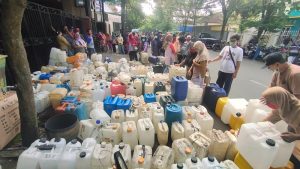 Warga Antre Berjam-Jam untuk Dapatkan Minyak Goreng Curah