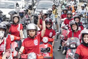Scooter Bee, Dara-dara Energik Penyuka Vespa