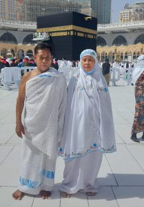 Berkah Usaha Kue Cucur, Acang dan Samah Berangkat Umrah