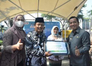 Meriahkan HUT Karawang, Koperasi BMI Serahkan 389 Paket Sajadah dan Al Quran