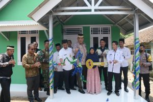 Koperasi BMI Serahkan Rumah Gratis dan 1.000 Bibit Ikan Nila di Cipeucang Pandeglang