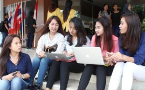 Baru Setengah Orang Dewasa Mengakses Internet