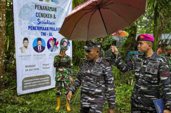 Kembalikan Kejayaan Cengkeh di Maluku, Danlantamal IX Laksanakan Penanaman Bibit Bersama IPPMAP dan Moluccas Coastal Care di Pulau Haruku