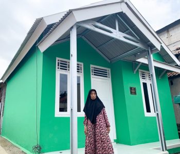 Bahagianya Bu Ijah Dapat Perbaikan Rumah Gratis dari Kopsyah BMI