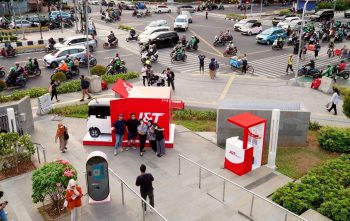 Genap Berusia 8 tahun, J&T Express Berburu Penerima Paket Mobil Listrik di Sarinah