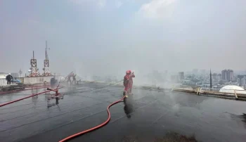 Kurangi Polusi Udara, Pertamina-KLHK Semprot Water Spray dari Atap Gedung Tinggi