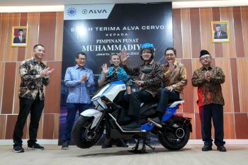 ALVA Berkolaborasi dengan Muhammadiyah, Serah Terima Motor Listrik yang Ramah Lingkungan