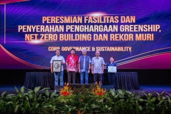 Raih Rekor MURI, United Tractors Menerima Sertifikat Greenship Net Zero Healthy Building