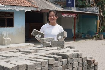 Turut Tekan Polusi Siswi SMA Ini Bikin Batu Bata Ramah Lingkungan