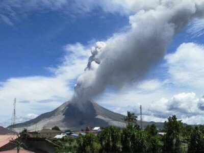 Enam Gunung di Tanah Air Pada Hari Ini Meletus