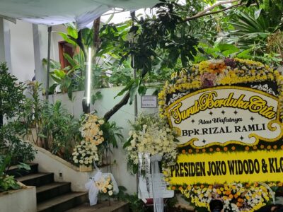 Puluhan Karangan Bunga Banjiri Rumah Duka Rizal Ramli Hari Ini
