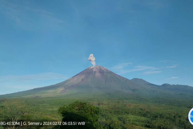Gunung Semeru Erupsi Enam Kali di Sabtu Pagi, Kolom Abu Capai 900 Meter
