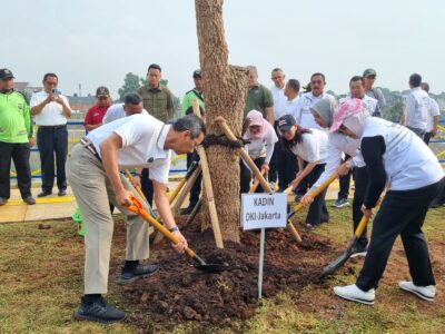 Kurangi Banjir, Heru Budi Lakukan Penghijauan Bersama KADIN DKI di Jagakarsa