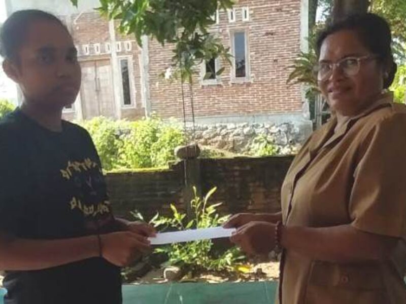 KSP Kopdit Pintu Air Serahkan Beasiswa untuk Dua Pelajar SMK Berprestasi