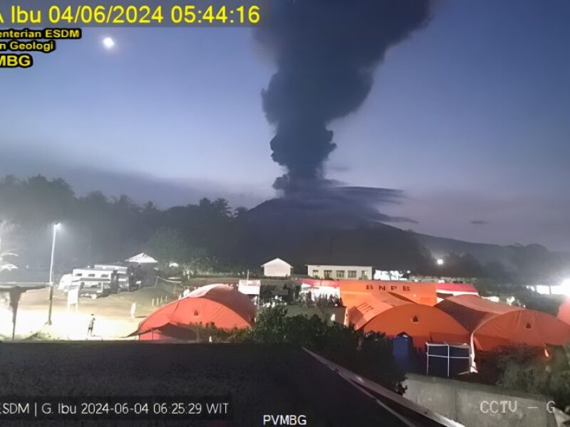 Gunung Ibu Meletus, Warga Jangan Beraktivitas di Radius 4 Km