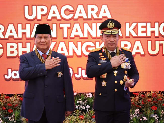 Prabowo Subianto menerima tanda kehormatan Bintang Bhayangkara Utama dari Polri.