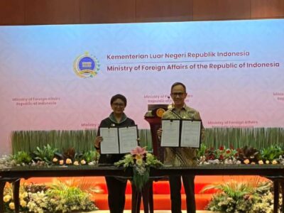 Dukung Diplomasi Ekonomi, Kemlu Sepakati Kerja Sama Dengan OJK dan PT Pos Indonesia