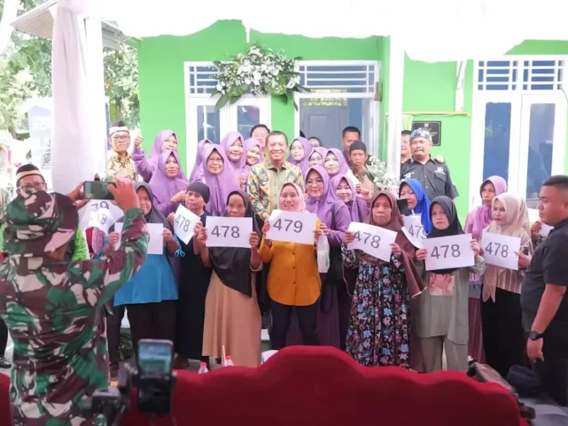 Bupati Karawang Hadiri Penyerahan Dua Unit Rumah Siap Huni dari Kopsyah BMI