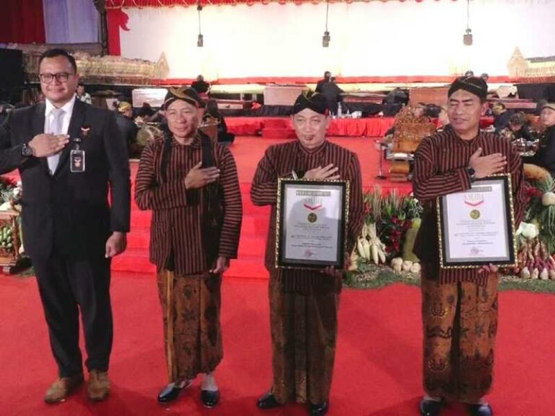 Libatkan Belasan Ribu UMKM, Polri Raih Rekor MURI Dalam Pagelaran Wayang Kulit