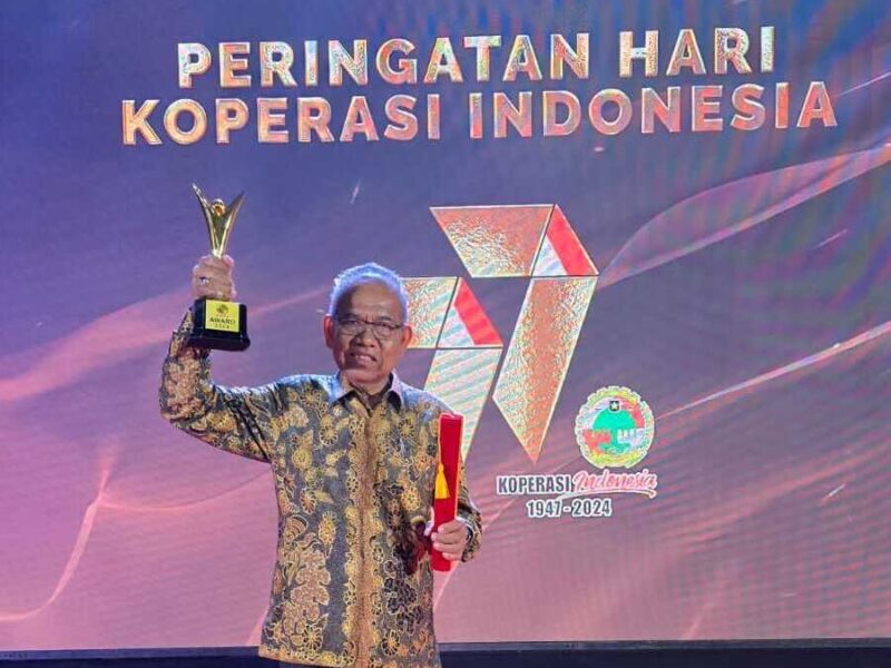 Kiprah H.M Atna di Koperasi Berbuah Penghargaan Life Time Achievement dari Dekopin
