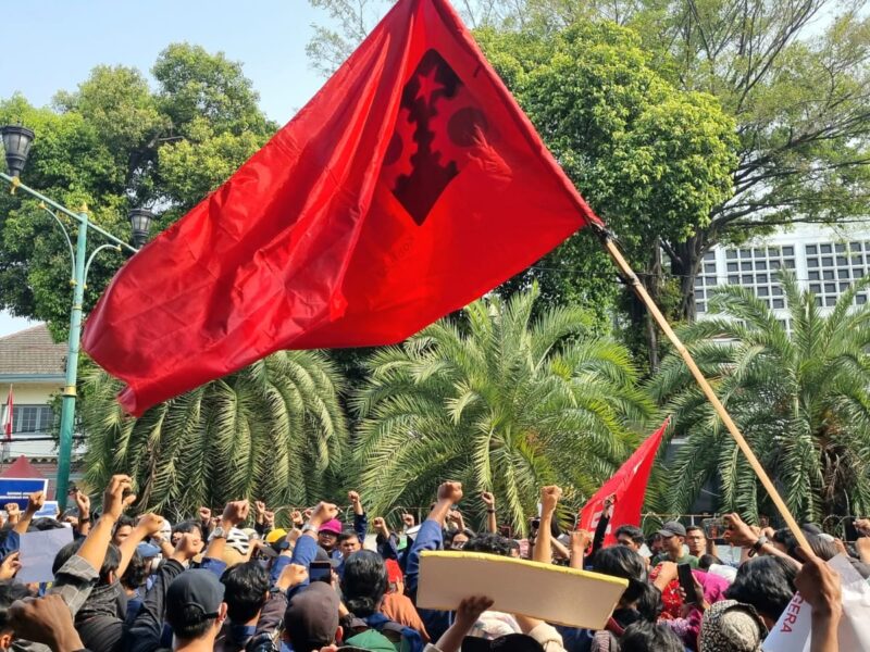 Demo Membawa Berkah bagi Kaki Lima