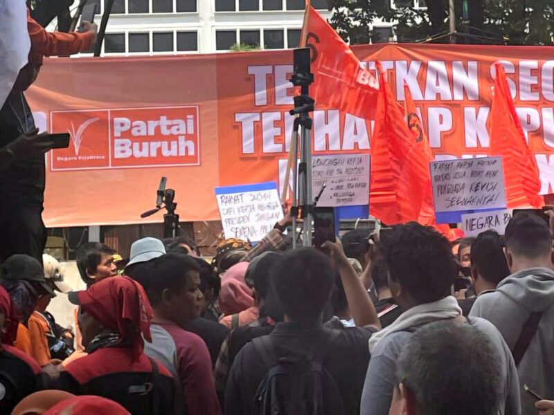 Ratusan Buruh Kembali Seruduk Kantor KPU Hari Ini