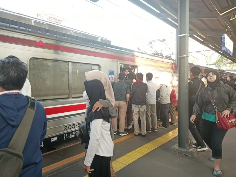 KAI Commuter Operasikan Layanan Kereta Saat Peringatan May Day