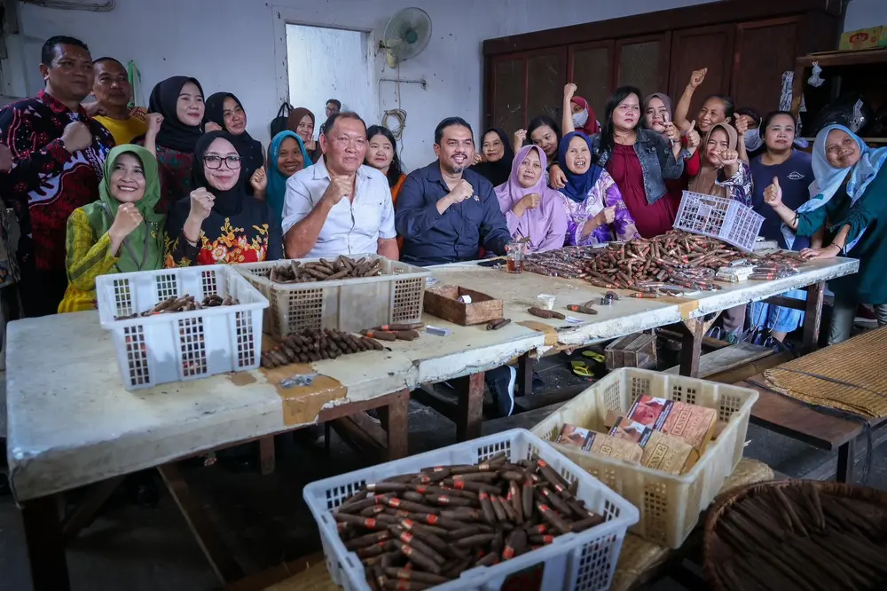 Strategi Menteri UMKM: Promosi Digital dan Efisiensi Produksi untuk Cerutu Kenner Temanggung