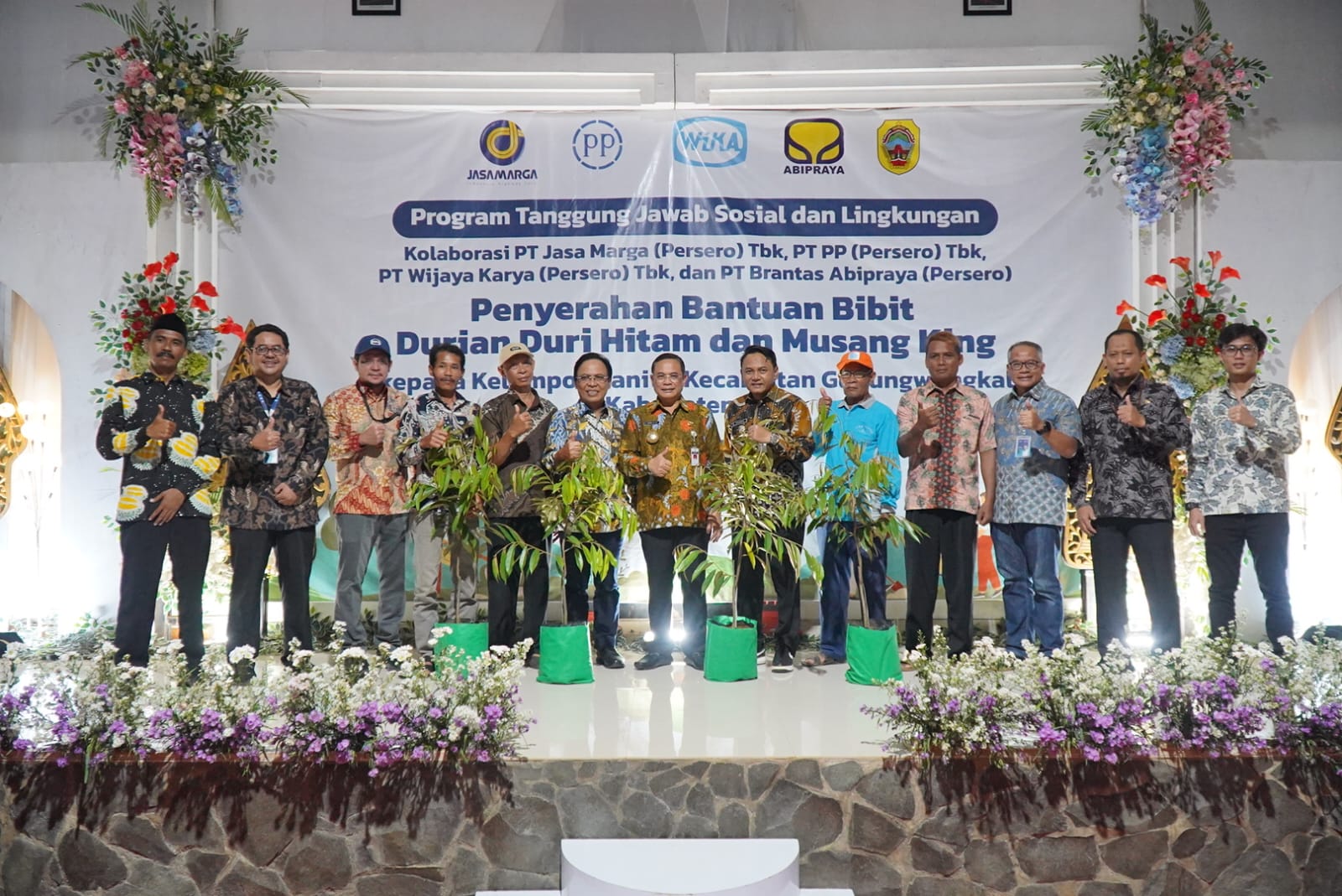 Empat BUMN Serahkan 2.670 Bibit Pohon Durian ke Kelompok Tani di Pati