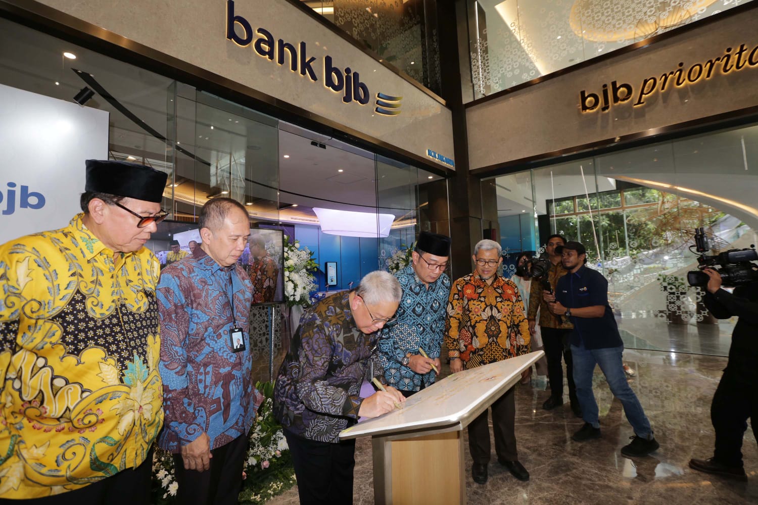 Rumah Peot dan Sani sebelum (kiri) dan sesudah (kanan) dibangun ulang lewat program HRSH 