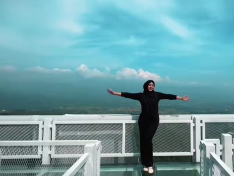 Jembatan Kaca Bukit Manik, Wisata Indah Penopang UMKM
