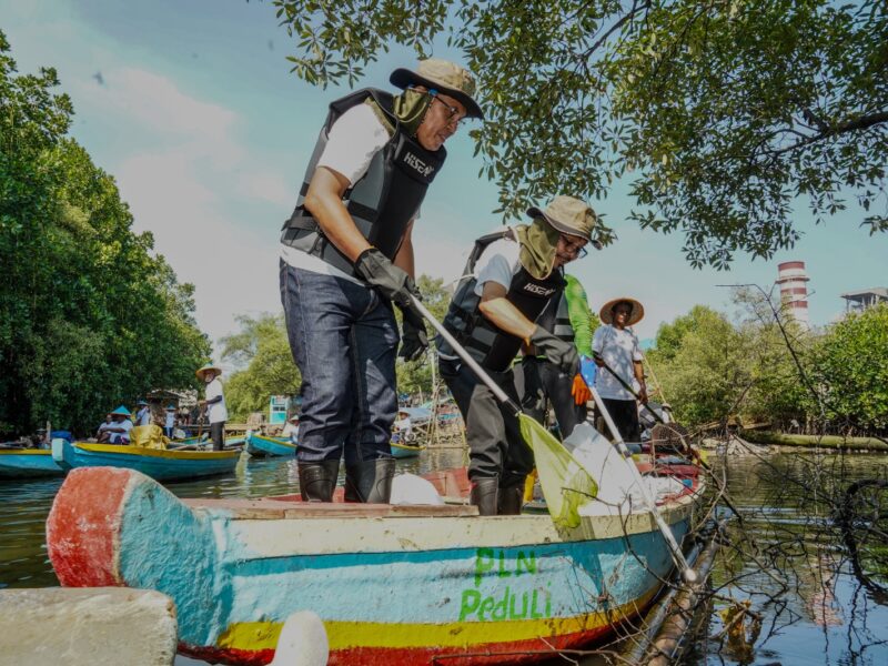 Perangi Sampah di Kampung Nelayan Mandala