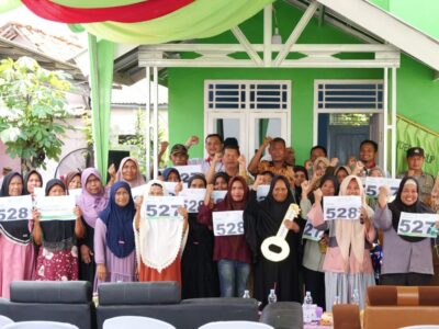 Kopsyah BMI Serahkan HRSH ke 527 & 528 untuk Prasejahtera di Karawang