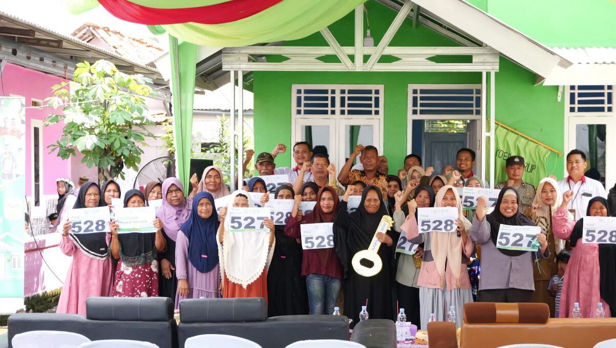 Kopsyah BMI Serahkan HRSH ke 527 & 528 untuk Prasejahtera di Karawang