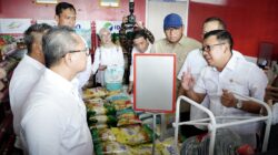 Kepala Badan Pangan Nasional Arief Prasetyo Adi mendampingi Menteri Koordinator Bidang Pangan Zulkifli Hasan dalam kunjungan kerja ke Kopdes Merah Putih di Bentangan, Klaten, Jawa Tengah, Minggu (13/7/2025).
