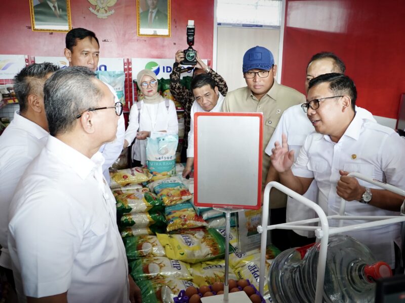 Kepala Badan Pangan Nasional Arief Prasetyo Adi mendampingi Menteri Koordinator Bidang Pangan Zulkifli Hasan dalam kunjungan kerja ke Kopdes Merah Putih di Bentangan, Klaten, Jawa Tengah, Minggu (13/7/2025).