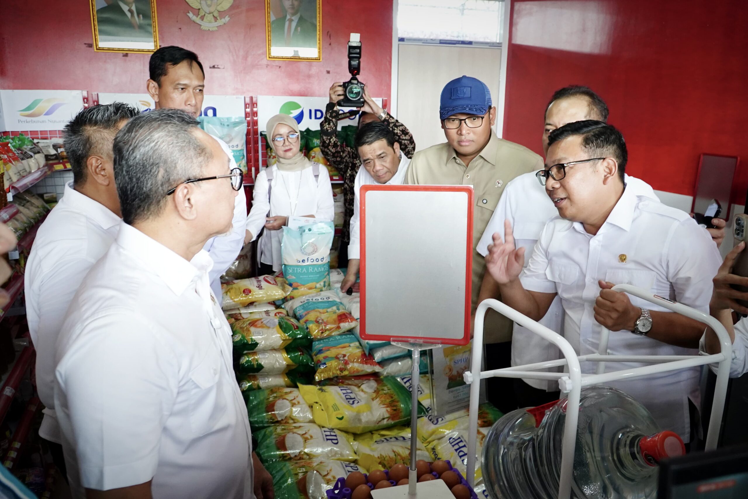Kepala Badan Pangan Nasional Arief Prasetyo Adi mendampingi Menteri Koordinator Bidang Pangan Zulkifli Hasan dalam kunjungan kerja ke Kopdes Merah Putih di Bentangan, Klaten, Jawa Tengah, Minggu (13/7/2025).