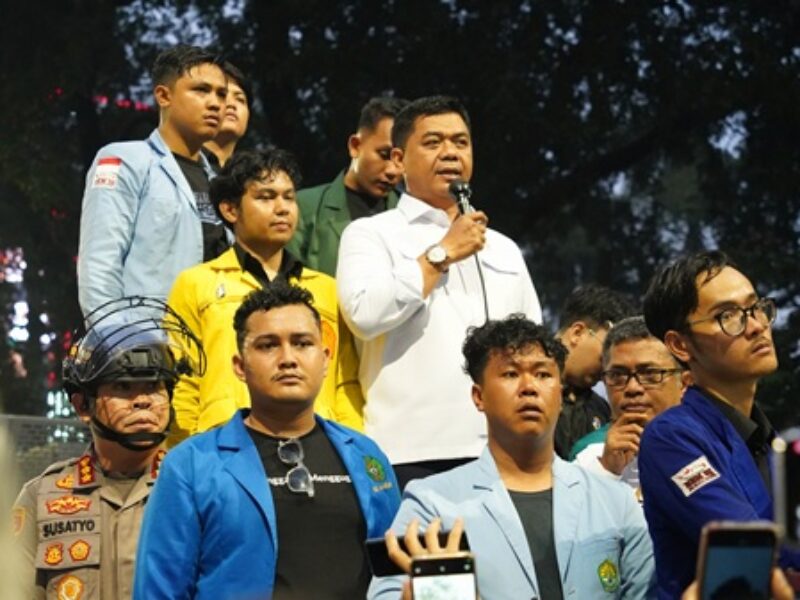 Wakil Menteri Sekretaris Negara (Wamensesneg) Juri Ardiantoro naik ke atas panggung orasi, menyambut sorak mahasiswa yang sejak siang menuntut hadirnya perwakilan pemerintah.